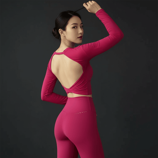 Haut manche longue dos nu femme fuchsia vue de profil en studio premium