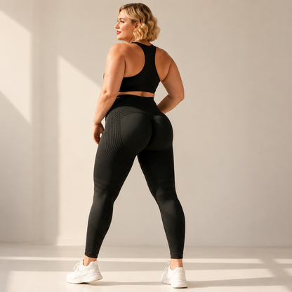  Legging 3D anti-cellulite grande taille noir vu de dos, effet push-up fessier sur femme ronde, studio ivoire
