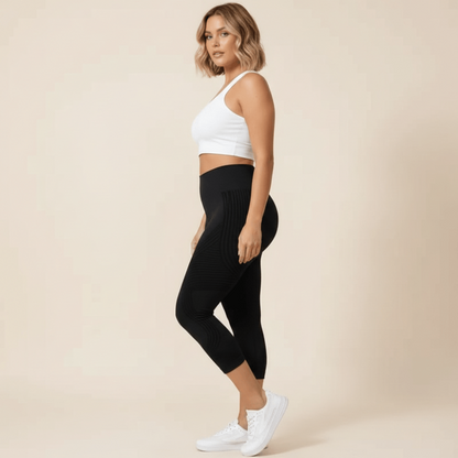 Legging Anti-Cellulite Capri 3/4 noir, vue de profil, coupe capri 3/4