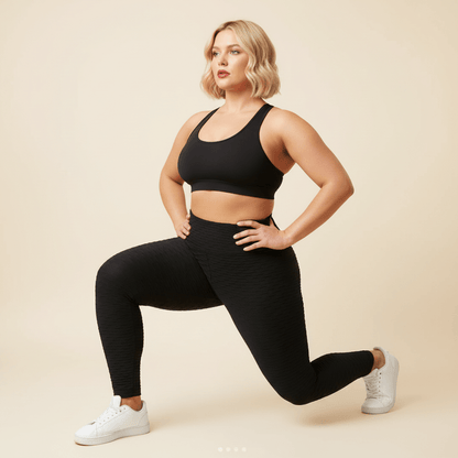 Legging Anti-Cellulite Efficace Grande Taille noir, pose fente avant, studio ivoire, femme morphologie 60+