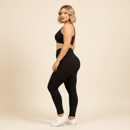 Legging anti-cellulite efficace grande taille de profil, silhouette galbée d'une femme ronde, studio ivoire