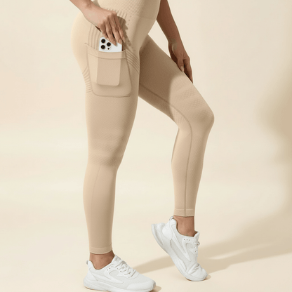 Legging Anti-Cellulite Gainant Push-Up avec Poches nude/beige, zoom sur la poche latérale avec téléphone, texture sculptante et couture précise, studio ivoire doux