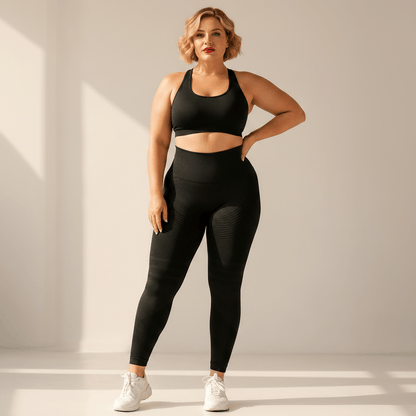  Legging anti-cellulite grande taille noir, vue de face, main sur la hanche, taille haute, studio ivoire crème, femme très grande taille.