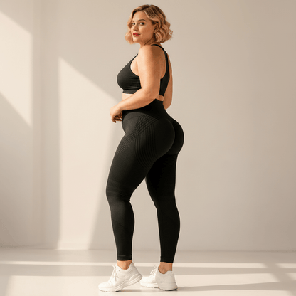 Legging anti-cellulite grande taille de profil, silhouette galbée d'une femme ronde, studio minimaliste ivoire