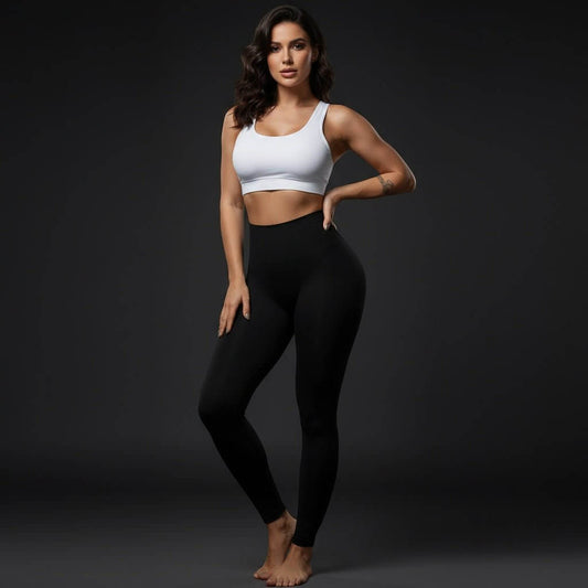 Femme portant un legging anti cellulite noir taille haute, photo lifestyle en studio sombre