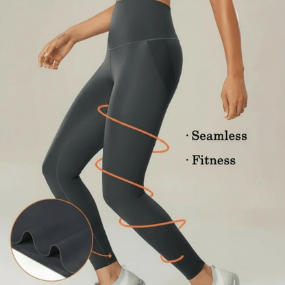Infographie legging anti cellulite seamless fitness avec zoom tissu et spirale, fond studio ivory.