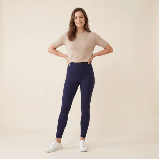 Legging avec poches marine, taille haute, vue de face, mains sur les hanches
