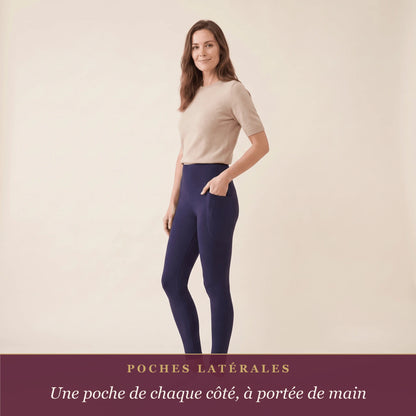 Legging avec poches marine, taille haute, main dans la poche latérale, vue de côté