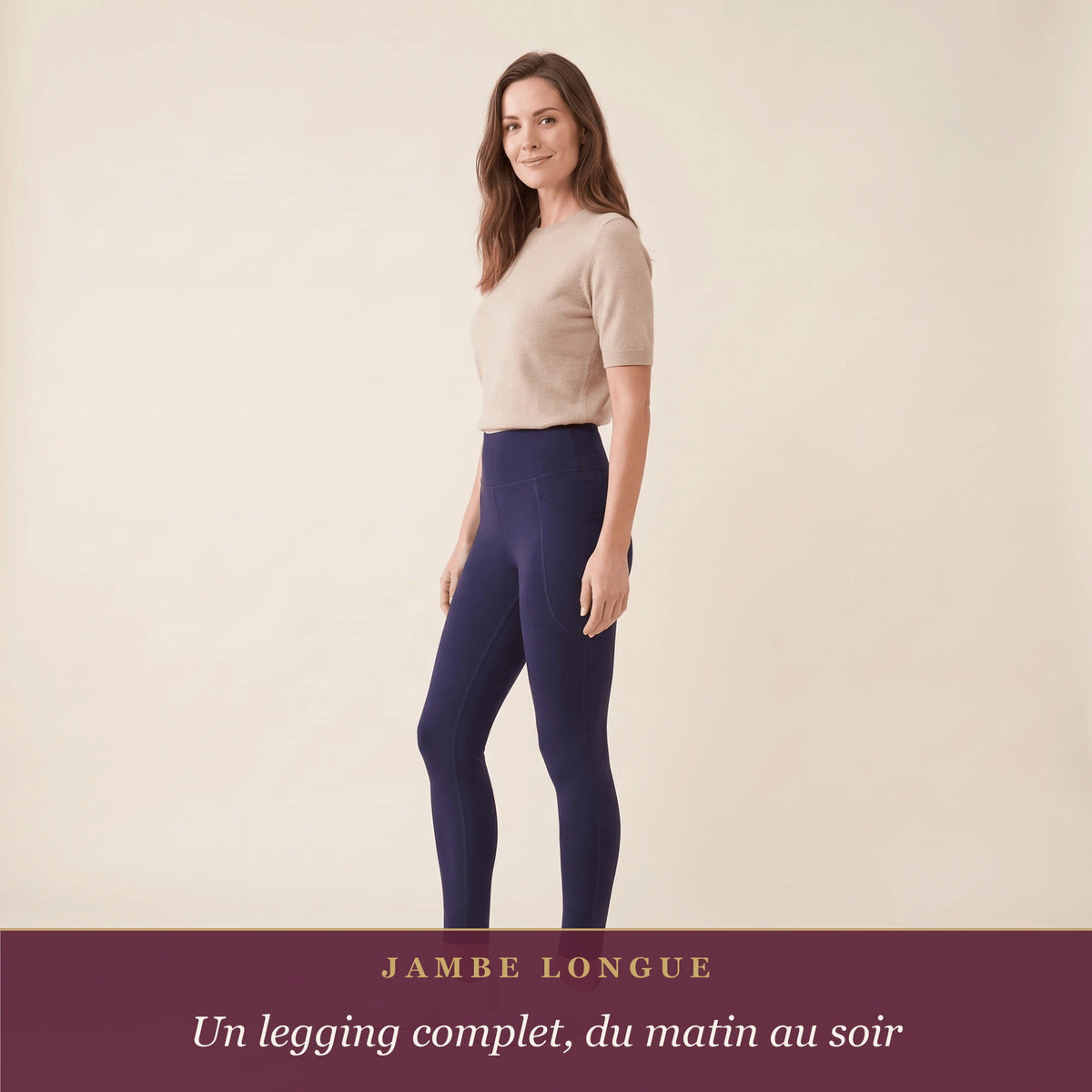 Legging avec poches marine, jambe longue, vue de profil avec baskets blanches
