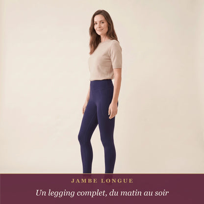 Legging avec poches marine, jambe longue, vue de profil avec baskets blanches