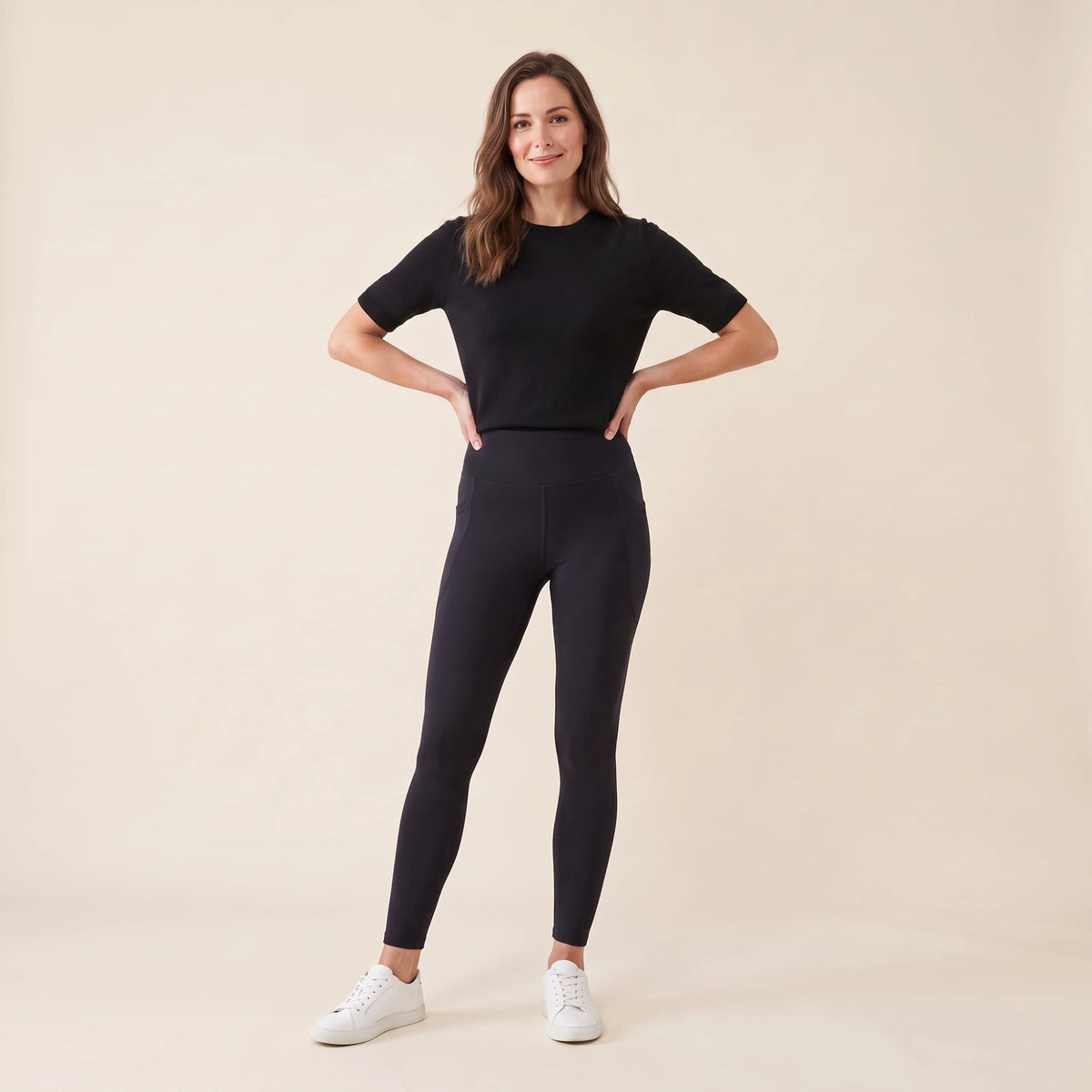 Legging avec poches noir, taille haute, vu de face, poches latérales sur les hanches