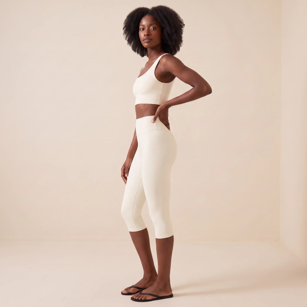 Legging corsaire blanc femme vu de profil : large ceinture élastique qui enveloppe la taille et longueur sous le genou