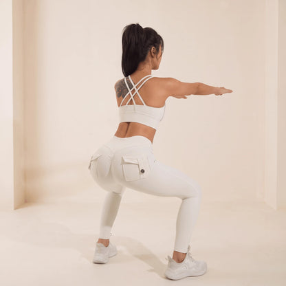 Legging blanc effet galbant en squat de dos : tissu élastique qui suit le mouvement, poches à rabat et couture scrunch