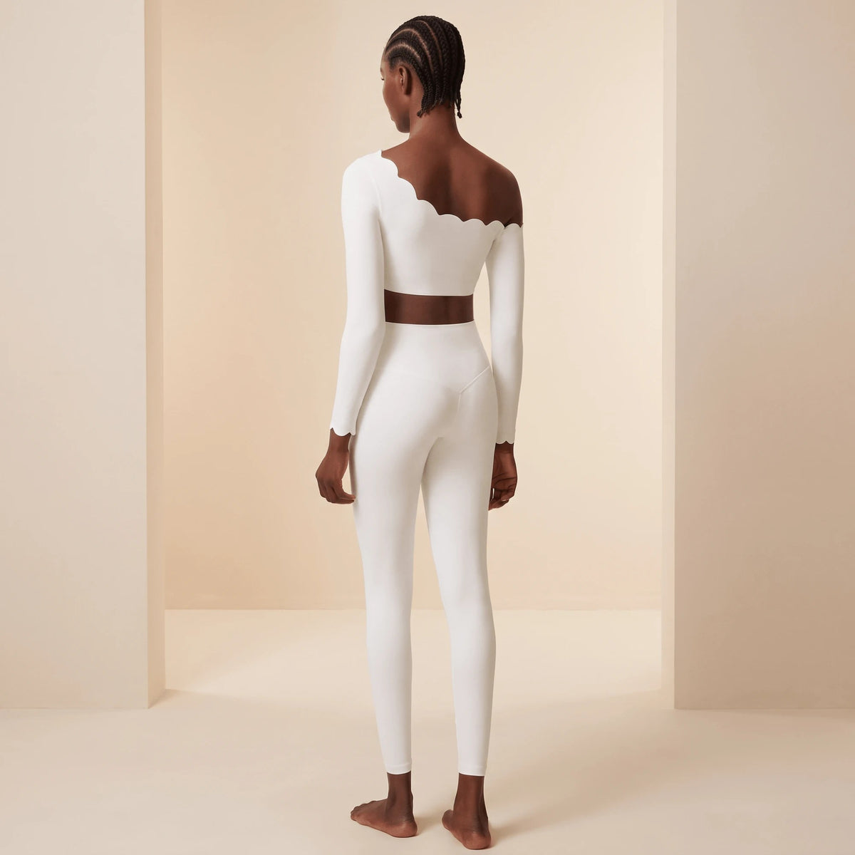 Legging blanc long femme vu de dos en pied : ceinture haute, silhouette allongée et longueur cheville