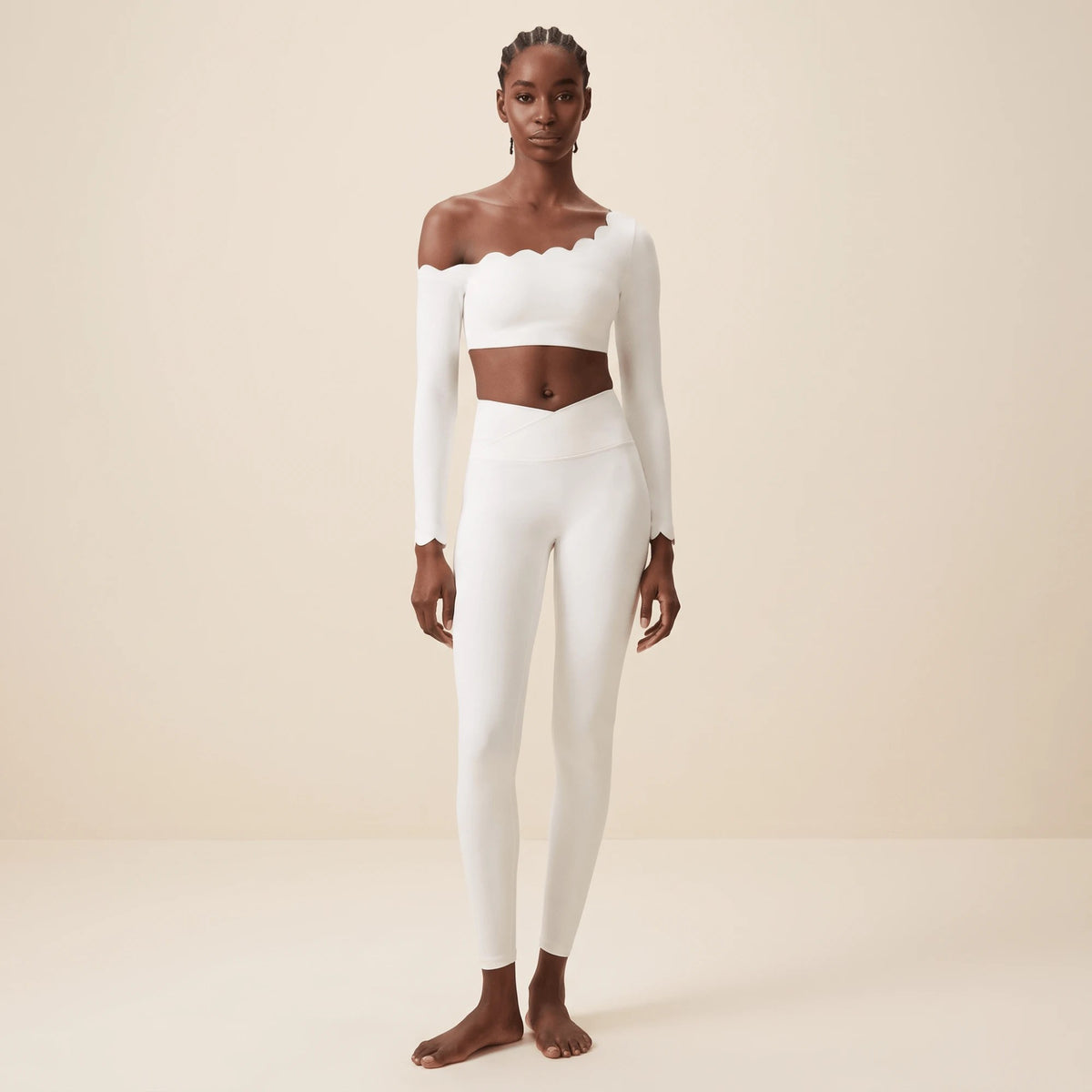 Legging blanc taille haute croisée en V, vue de face en pied : ceinture en V qui marque la taille, coupe moulante et longueur cheville