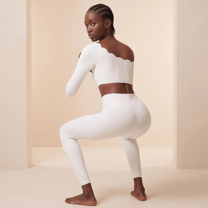 Legging blanc moulant en squat de dos, regard par-dessus l'épaule : maille extensible et ceinture haute qui reste en place
