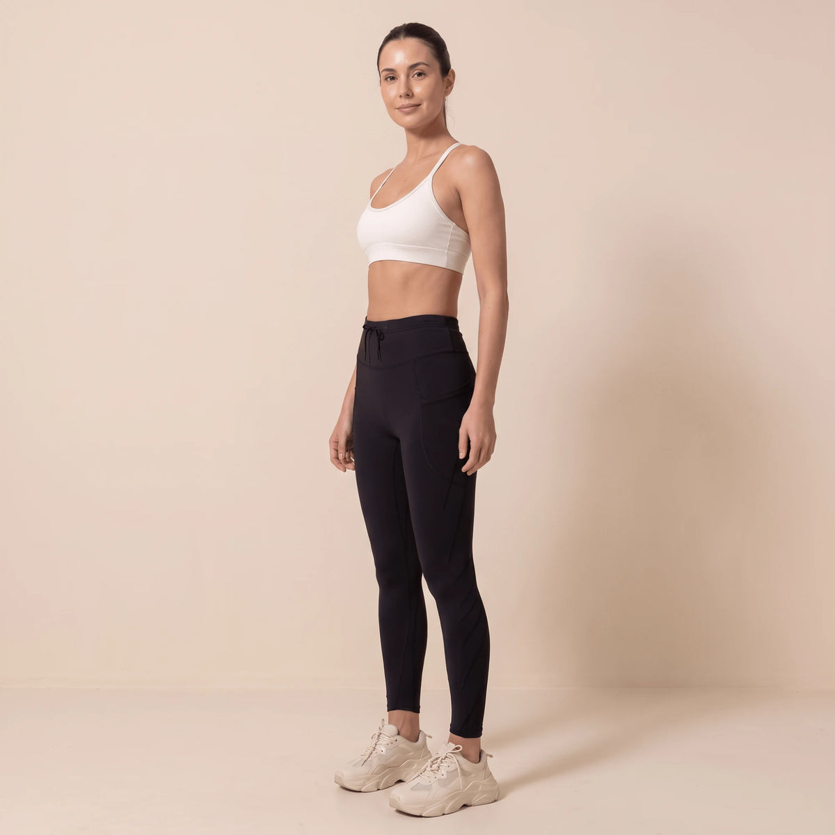 Legging compression sport femme noir taille haute à cordon, vue de trois quarts