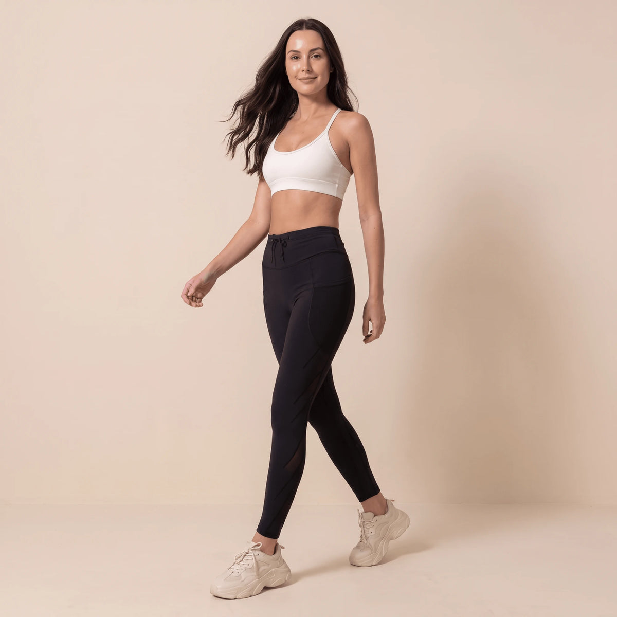 Legging de compression sport femme noir taille haute, en marchant, poches latérales et cordon