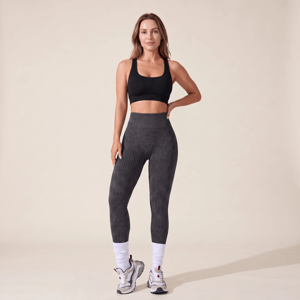 Legging côtelé femme gris foncé taille haute, vu de face, main sur la hanche