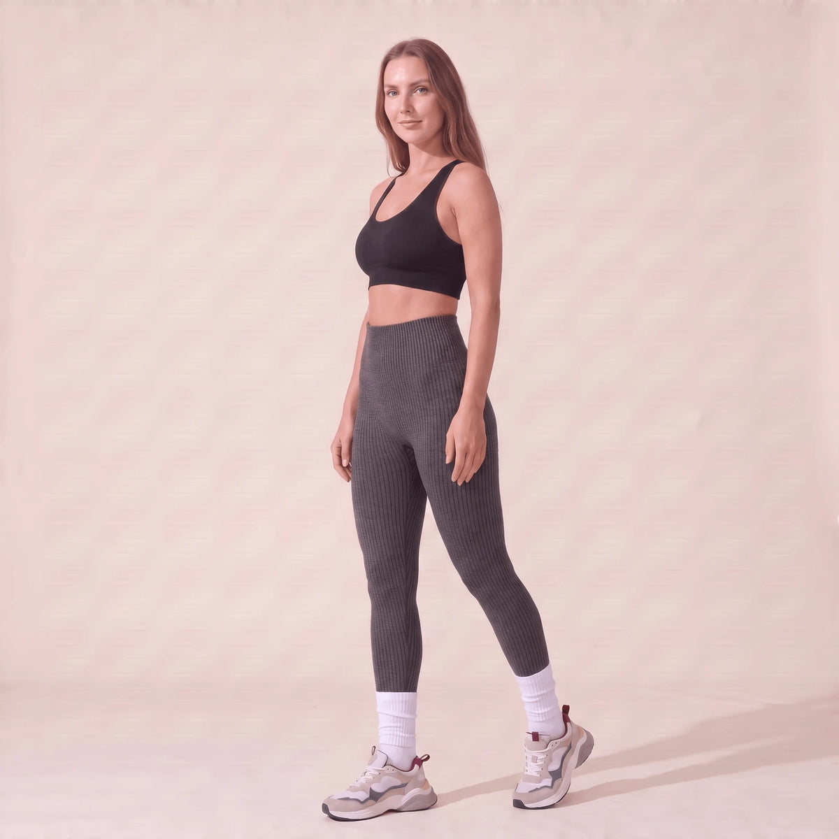 Legging côtelé taille haute gris foncé, vue de trois quarts, ceinture haute côtelée
