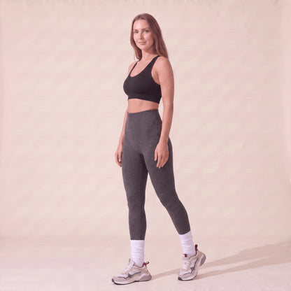 Legging côtelé taille haute gris foncé, vue de trois quarts, ceinture haute côtelée