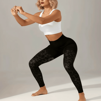 Legging de compression noir avec motif dentelle mesh, squat trois quarts, pieds nus, studio ivory gray gris clair.