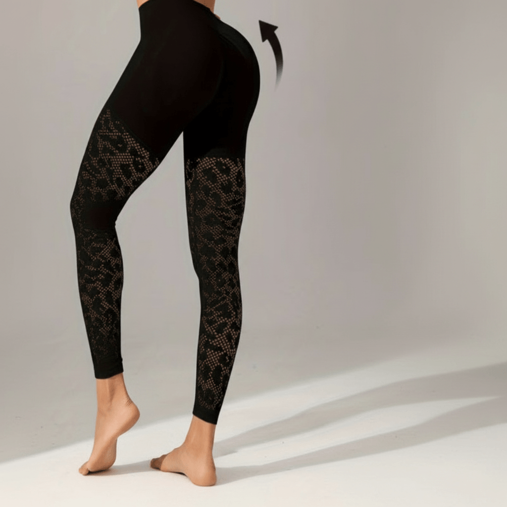Zoom sur le legging de compression noir dentelle mesh, détail des jambes avec flèche, pieds nus, fond ivory gray gris clair.