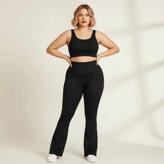 Legging flare grande taille noir taille haute ceinture côtelée poches latérales vue de face mains sur les hanches fond studio crème