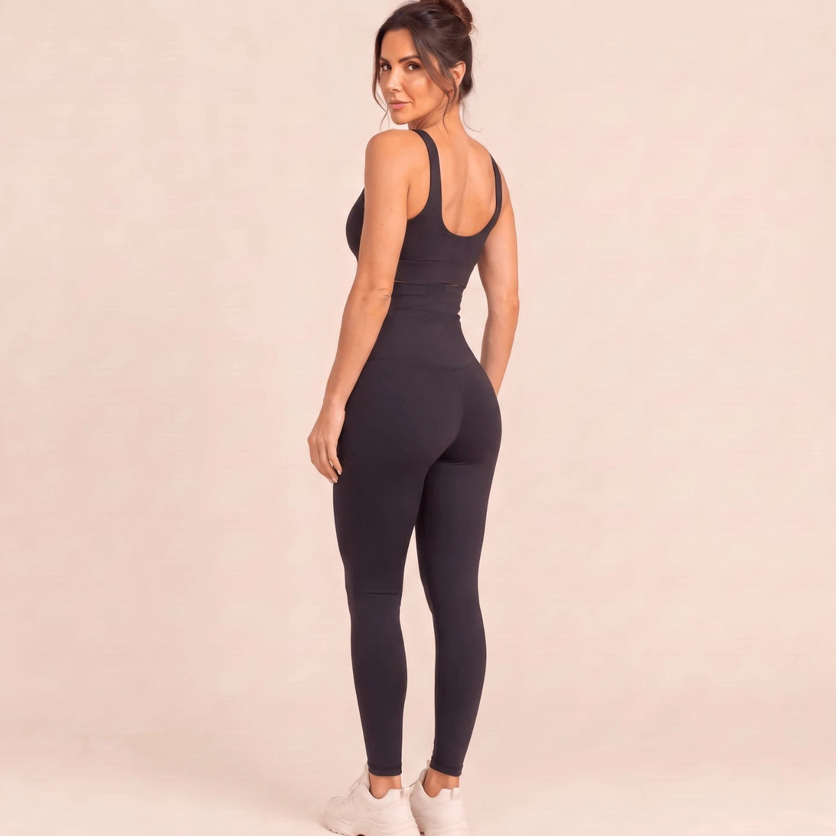 Legging gainant sport gris anthracite vu de dos en trois-quarts : ceinture haute bien à plat et galbe du fessier