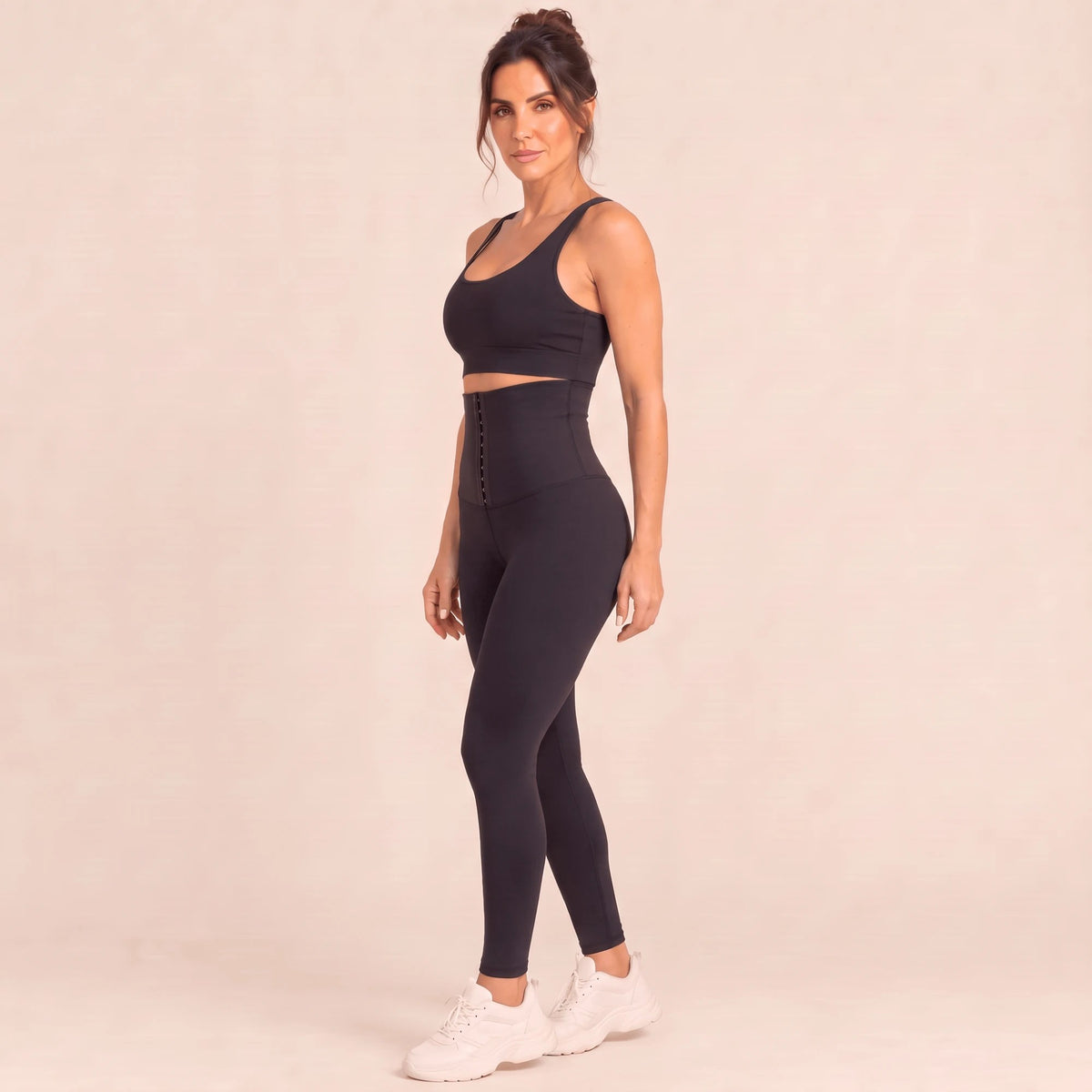 Legging gainant ceinture haute gris anthracite vu de trois-quarts : ceinture corset à crochets, coupe ajustée jusqu'à la cheville