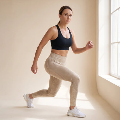 Legging galbant sans couture beige en fente avant pendant une séance de sport, studio crème