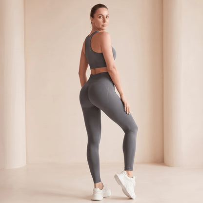 Legging gris taille haute sans couture vu de dos, effet pêche sur les fessiers