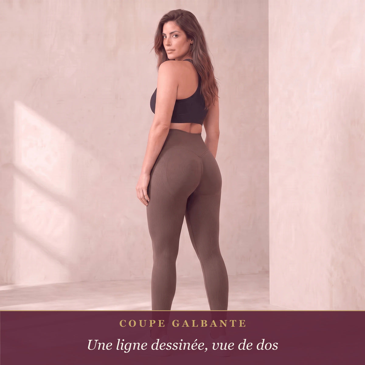 Legging marron vu de dos en trois quarts, coupe galbante et couture en V sous la ceinture