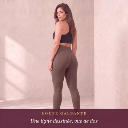 Legging marron vu de dos en trois quarts, coupe galbante et couture en V sous la ceinture