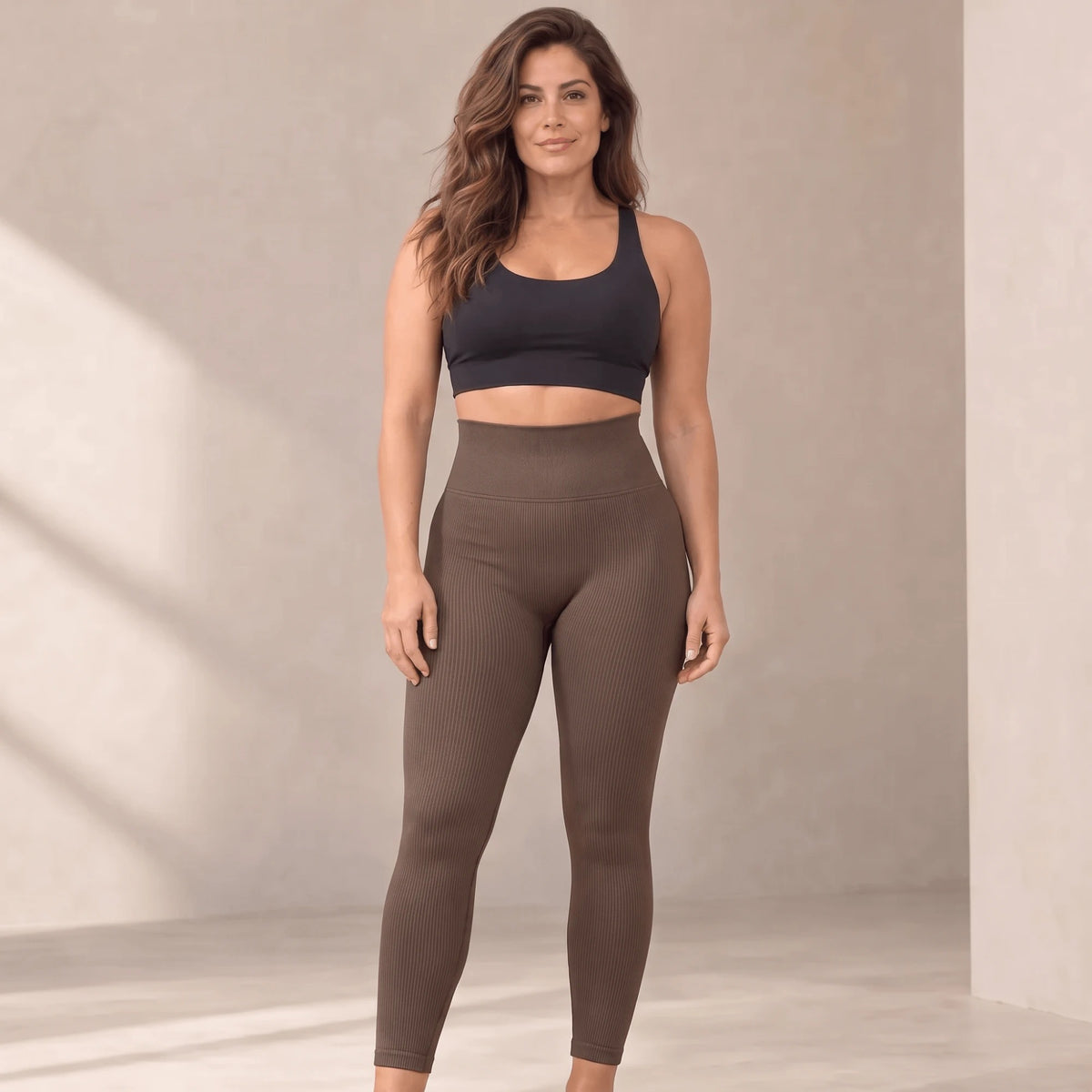 Legging marron côtelé taille haute, vu de face, porté avec une brassière noire