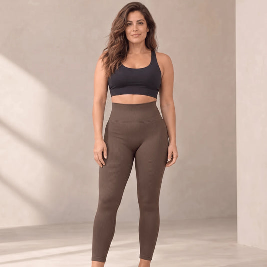 Legging marron côtelé taille haute, vu de face, porté avec une brassière noire