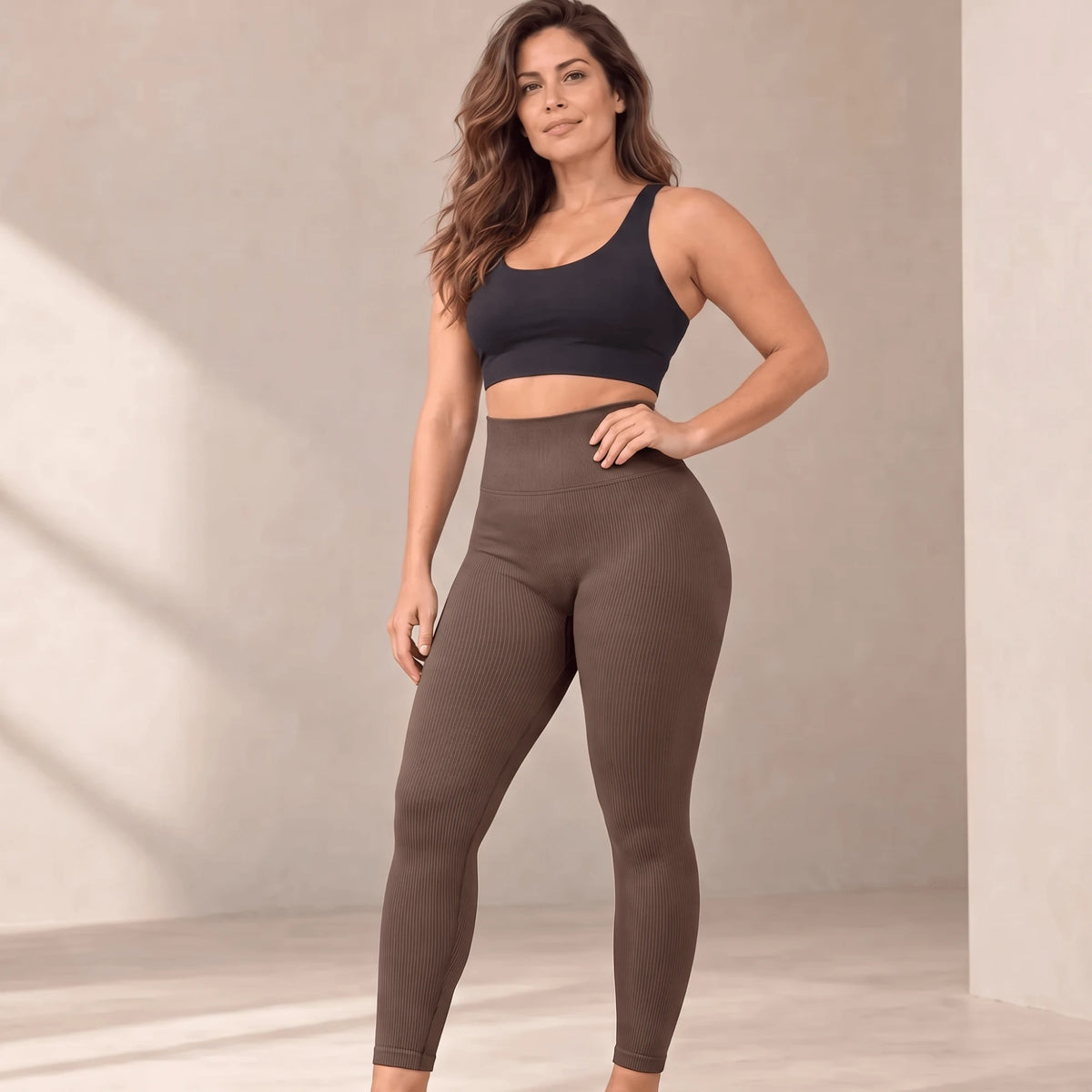 Legging marron taille haute, main sur la hanche, ceinture large côtelée