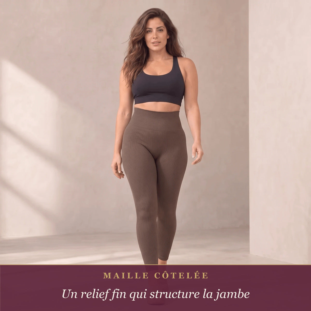 Femme qui marche en legging marron taille haute, maille côtelée et ceinture large