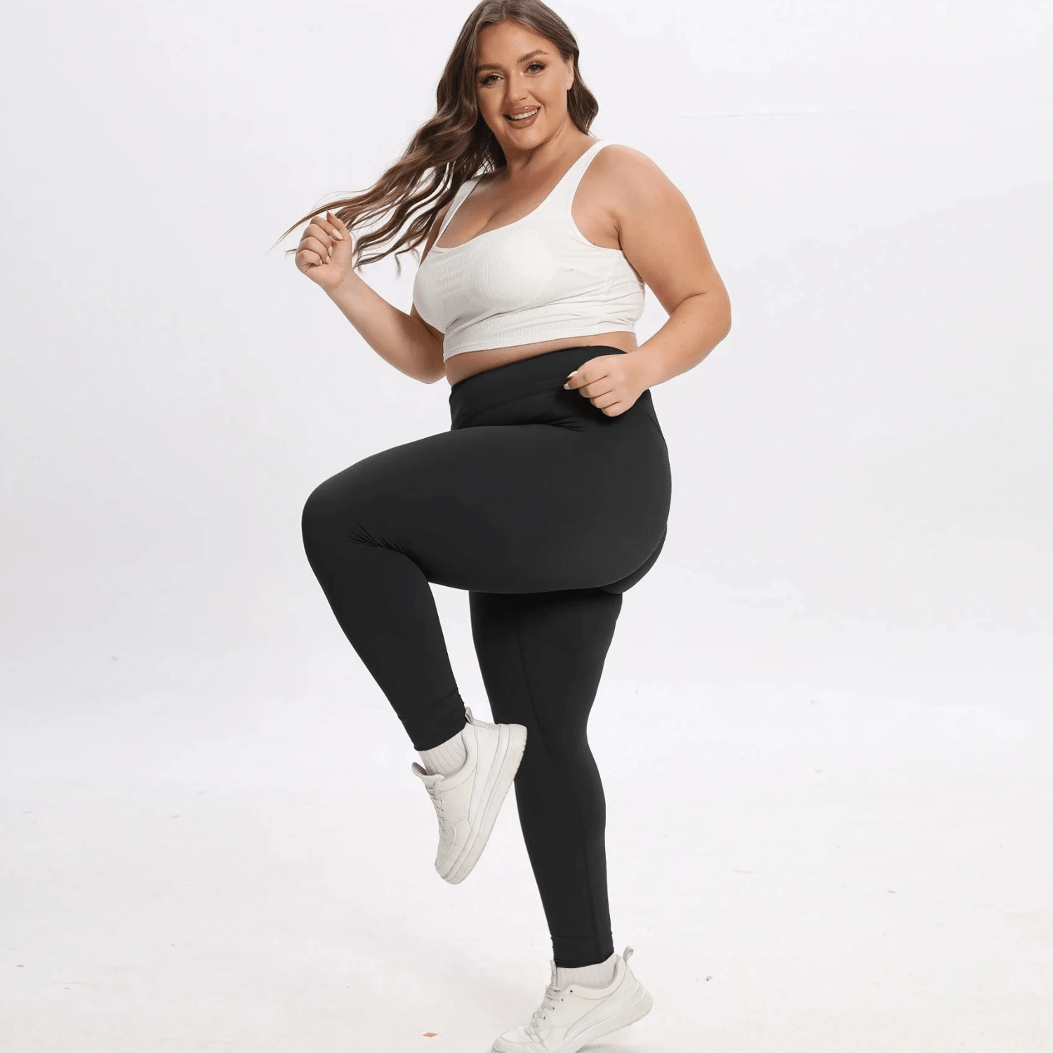 femme portant legging noir d'entraînement