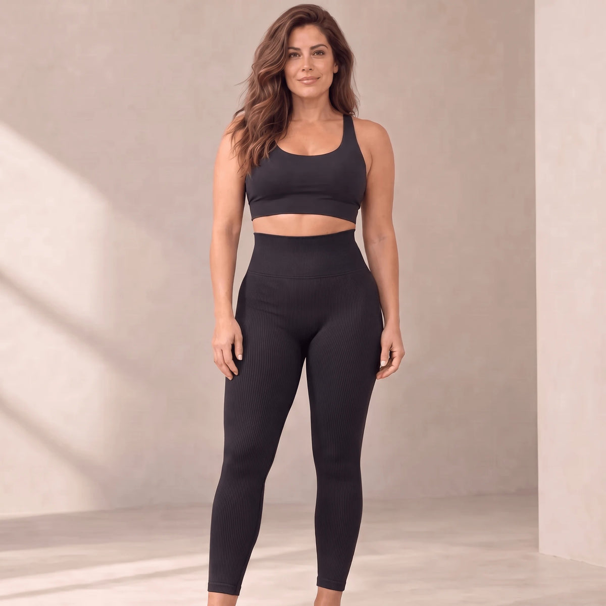 Legging noir sans couture côtelé taille haute, vu de face avec une brassière noire