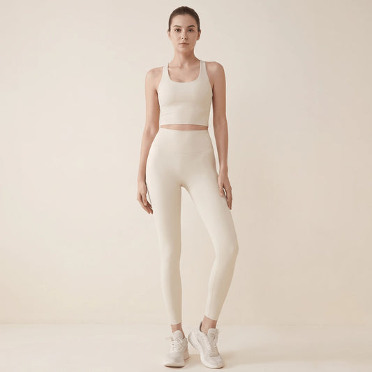 Legging running femme blanc ivoire taille haute vu de face en pied, avec brassière blanche dos nageur et baskets blanches