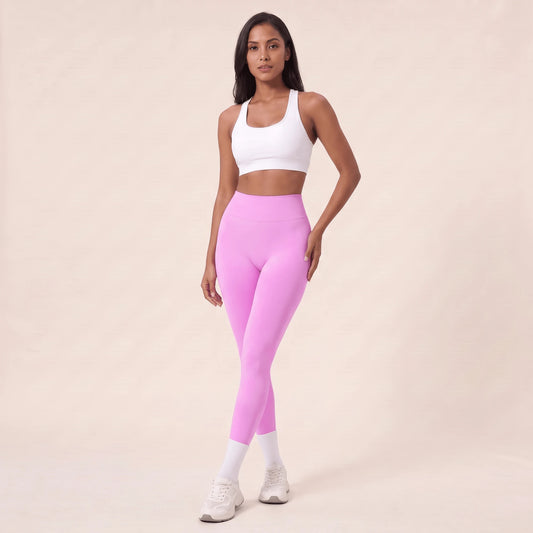 Legging sculptant femme taille haute rose, vu de face, ceinture côtelée et main sur la hanche