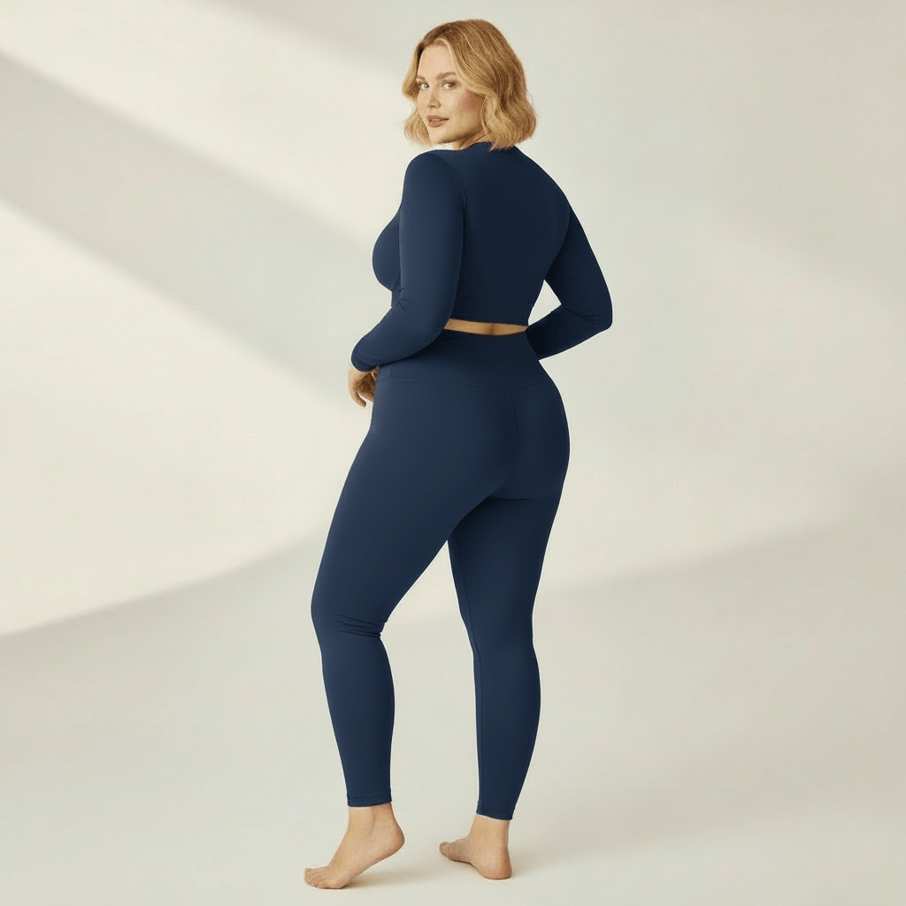 Legging Sculptant Grande Taille bleu marine, vue 3/4, studio ivoire gris clair, femme blonde 39 ans, pieds nus