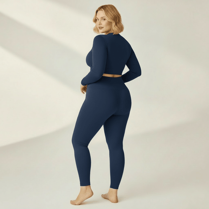 Legging Sculptant Grande Taille bleu marine, vue 3/4, studio ivoire gris clair, femme blonde 39 ans, pieds nus
