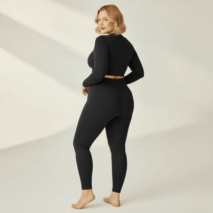 Legging Sculptant Grande Taille noir, vue de dos, studio ivoire gris clair, femme blonde 39 ans, pieds nus