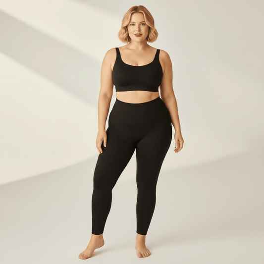 Legging Sculptant Grande Taille noir, vue de face, studio ivoire gris clair, femme blonde 39 ans, pieds nus