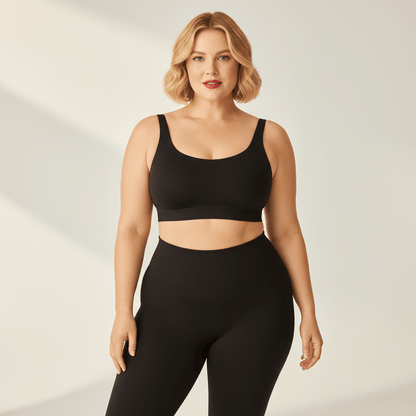 Legging Sculptant Grande Taille noir, zoom sur la taille haute et la ceinture gainante, détail du tissu sculptant, studio ivoire gris clair