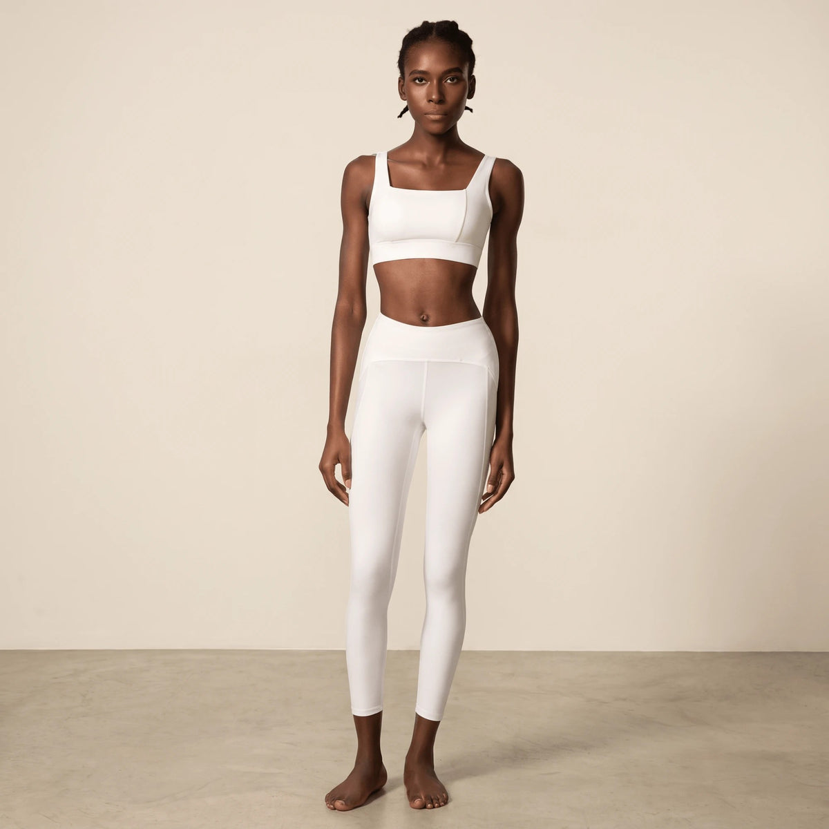 Legging sport blanc taille haute à ceinture côtelée, vue de face en pied avec brassière blanche assortie, longueur cheville