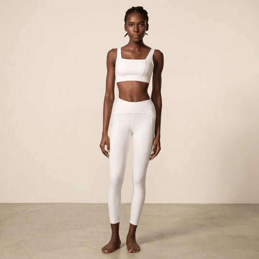 Legging sport blanc taille haute à ceinture côtelée, vue de face en pied avec brassière blanche assortie, longueur cheville
