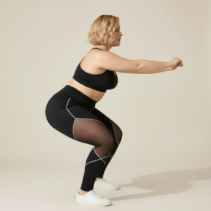 Legging sport grande taille noir taille haute empiècements maille transparente squat profond vue de profil studio
